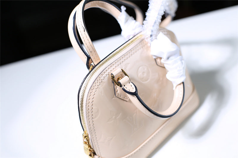 I W Fashion Lu-Vi bags - 8304